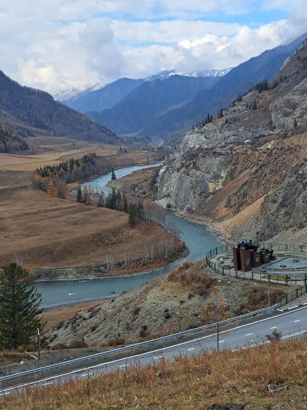 Была на экскурсии Чуйский тракт в конце октября. С погодой повезло. Экскурсия очень понравилась, Алтайские горы