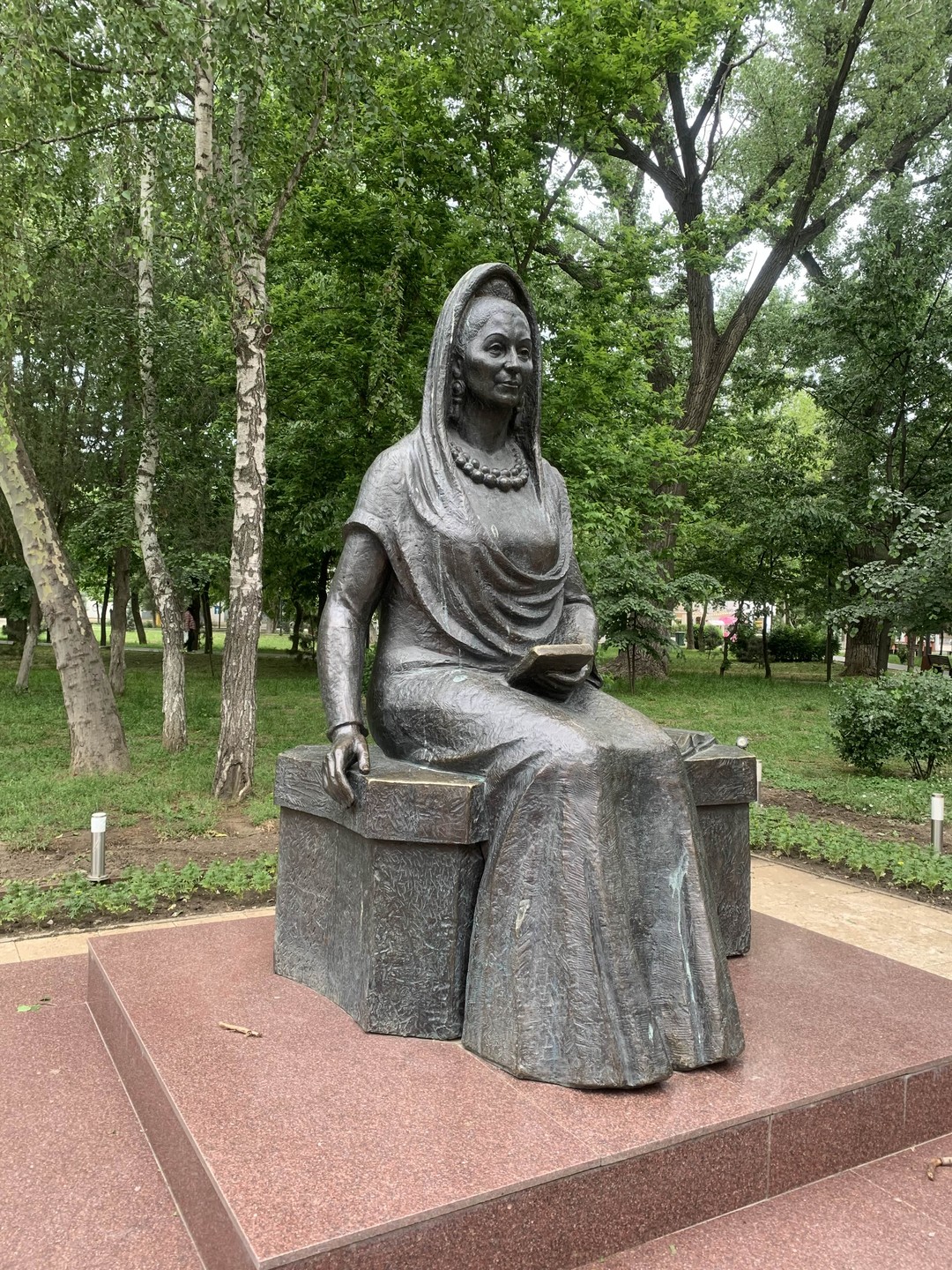 Марианна отлично преподносит историю,включает хорошую музыку,нам очень понравилось,но хотелось бы побольше остановок для фото-мы сами эти