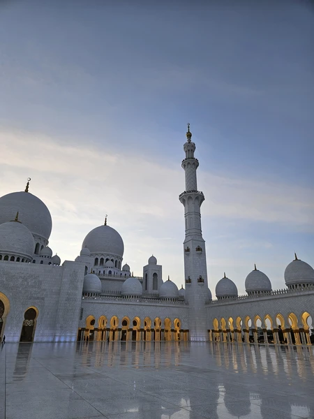 Александра чудесная и лучезарная девушка! Провела нам экскурсию по Абу-Даби и помогла с входными билетами. Нам