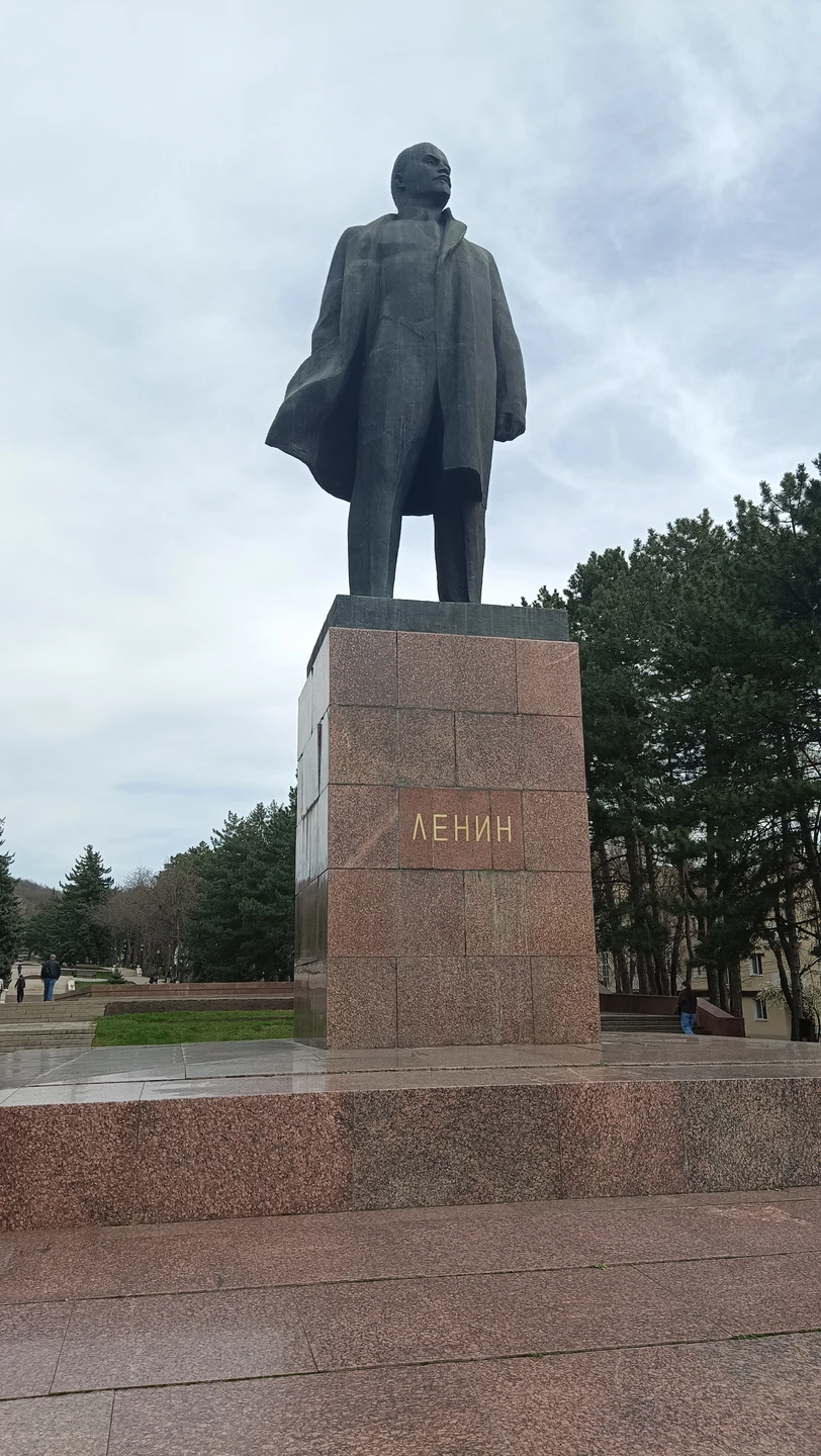 Хороший теплый день, великолепное настроение и еще прогулка c Максимом по достопримечательностям Пятигорска. Спасибо за великолепный