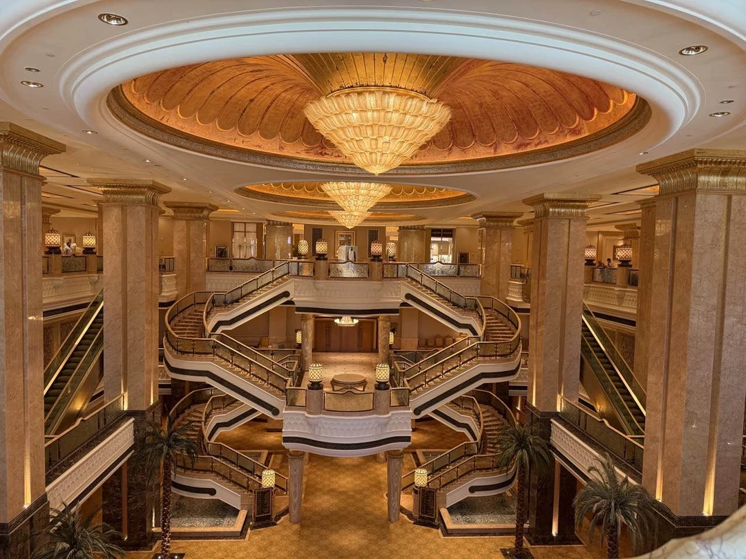 Посетили экскурсию по Абу даби от организатора Пулата, для нас провёл экскурсию его коллега Замон. Увидели