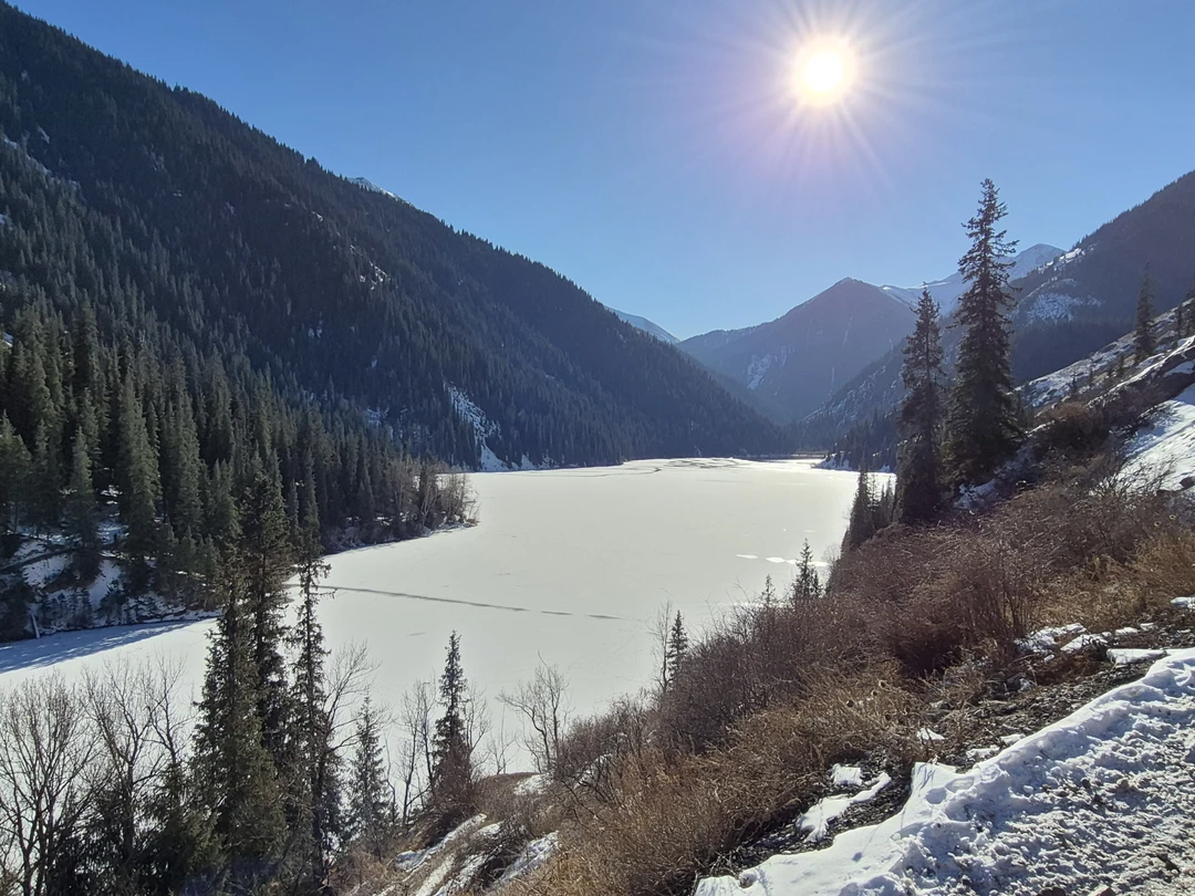 Заказывали индивидуальный тур, нас было 6 человек, забрали из дома в 6:00, туда и доставили. Передвигались