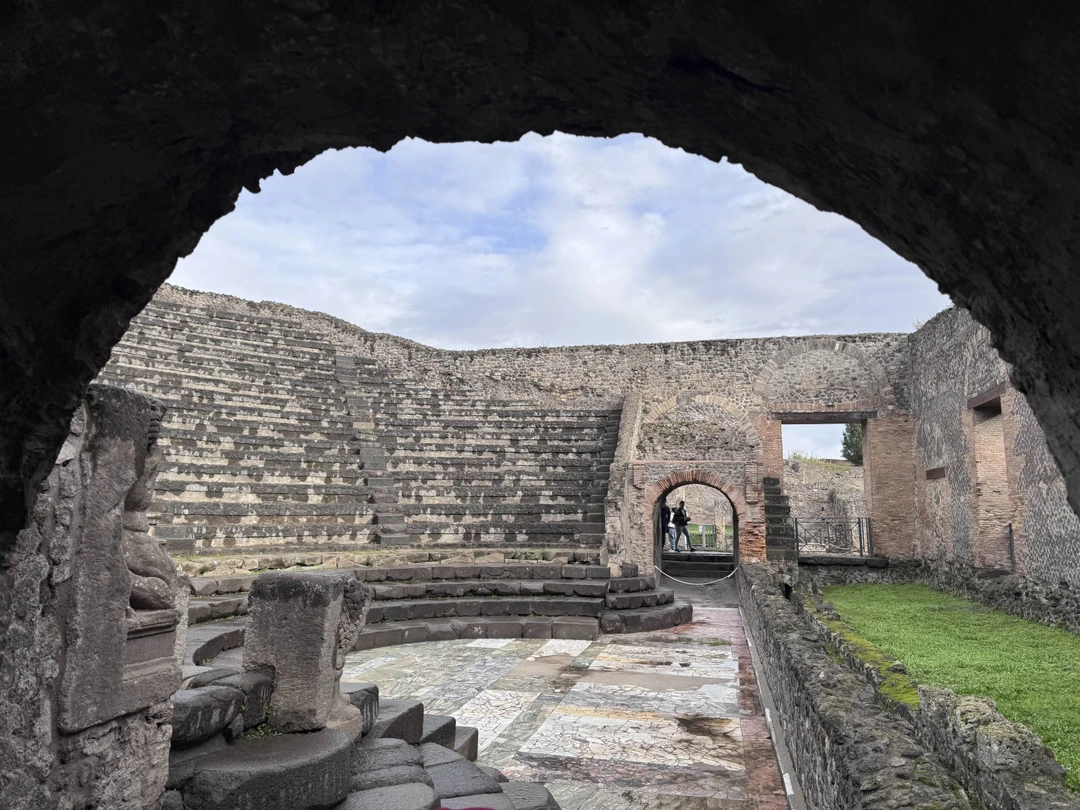 Хорошая экскурсия, чтобы из Рима посетить Помпеи и получить общее представление о Неаполе. Времени в Помпеях