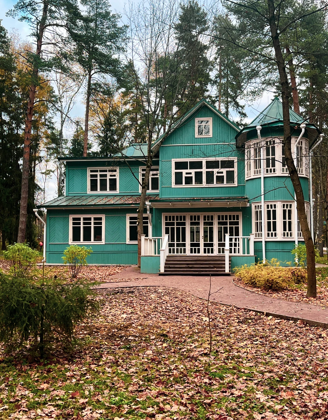 Переделкино с местным жителем и членом Союза писателей (Светлана)