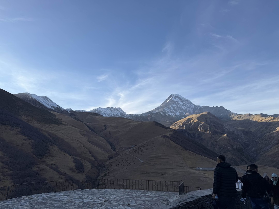 Отличная экскурсия в Казбеги с Эмилией — смело рекомендую. Всё было организовано очень чётко: понятный тайминг