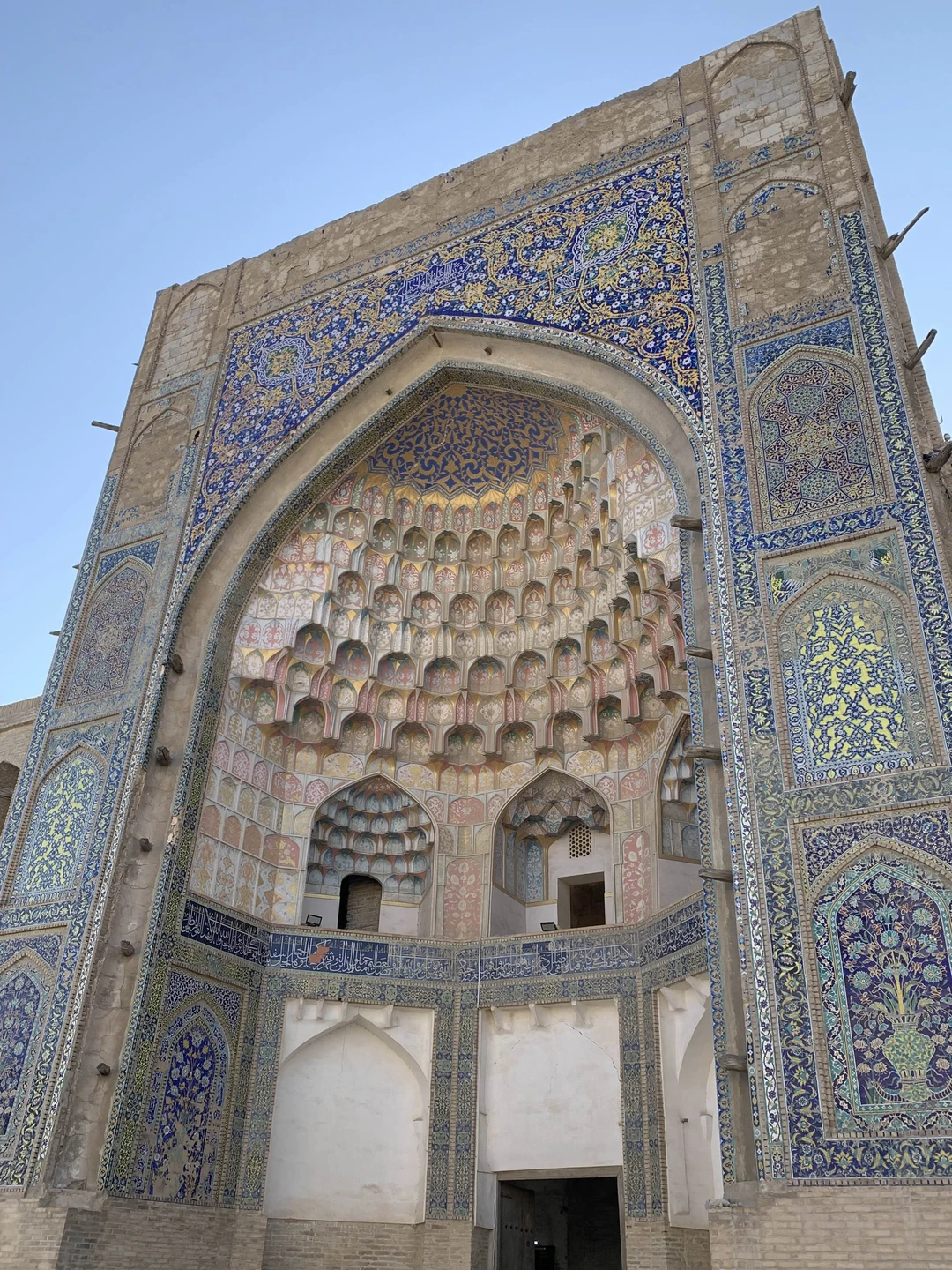 Совершенно чудесно, что мое знакомство с Бухарой началось именно с Ислома! Прекрасный рассказчик и интереснейший собеседник! Влюбилась в Бухару ❤️