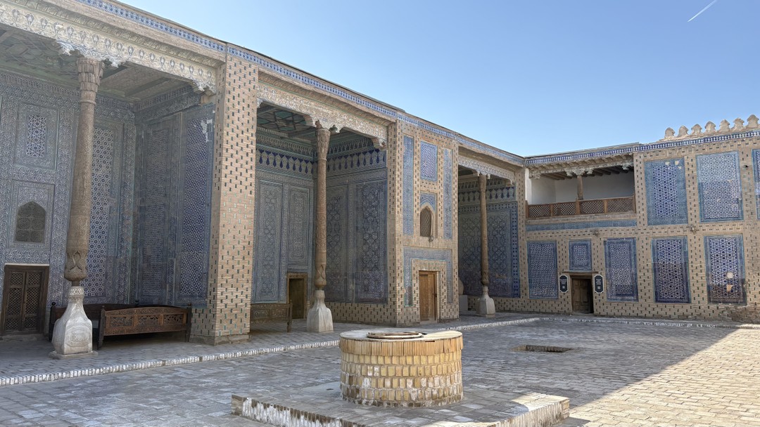 Экскурсия по Хиве была настоящим открытием! Город, сохранивший свою уникальную атмосферу и архитектуру, впечатляет с первого