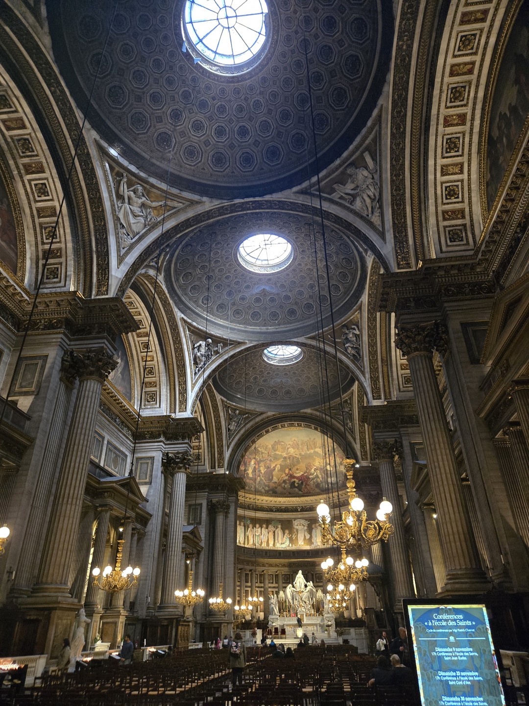 Рекомендую Вячеслава - очень очень крутой гид-историк, маршрут оптимальный и красивый. С предысторией города и интересными