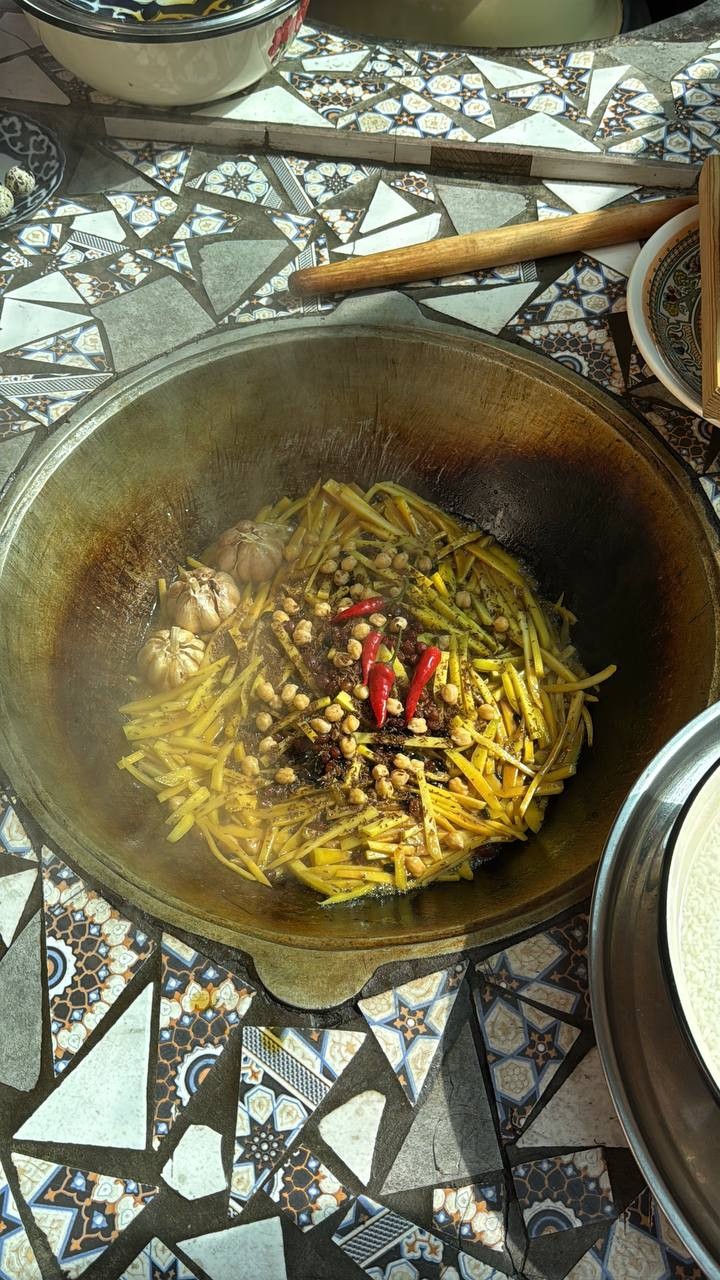 Вместе с хозяйкой гостевого дома приготовили вкуснейший плов! Кроме самого плова нас ждал богатый стол с