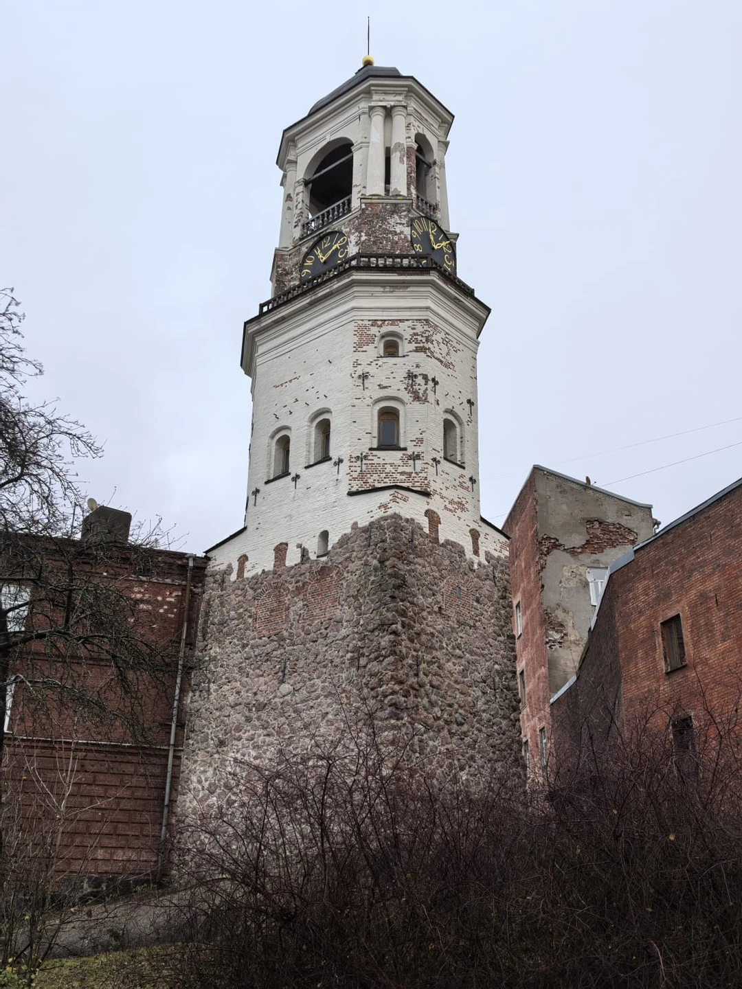 Благодарим экскурсовода Владимира за интересную и позновательную экскурсию по Выборгу. Рассказ о городе, исторических местах, о