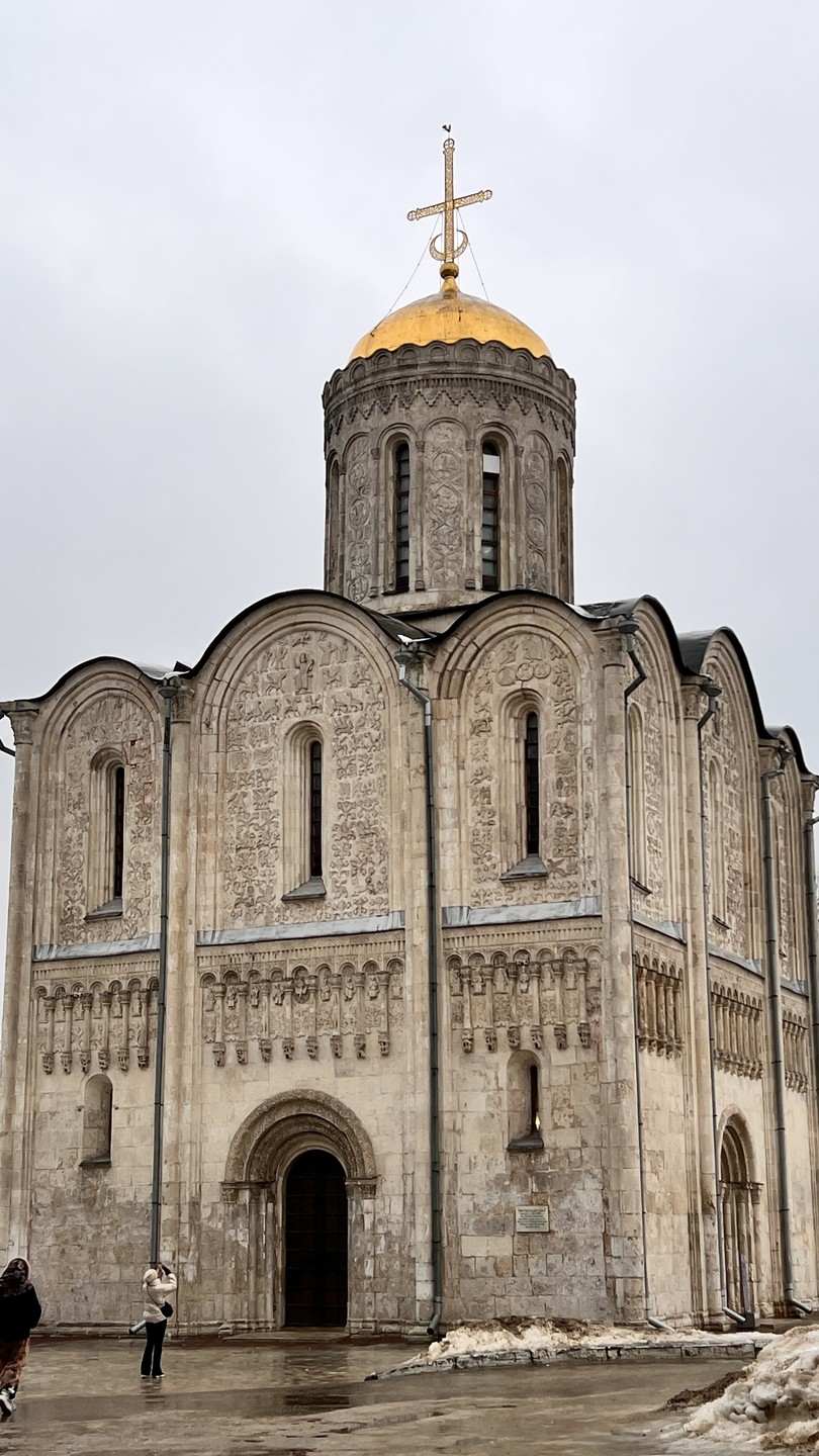 Были семьей на экскурсии с Владимиром. Время прошло на одном дыхании, плохая погода не была помехой.