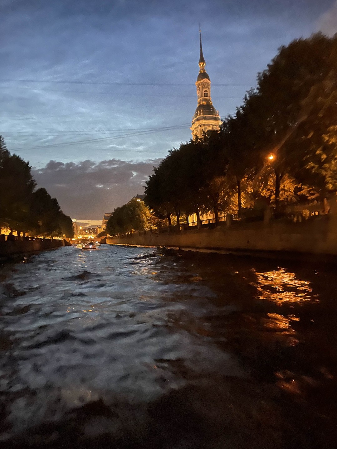 Все было прекрасно, дети спали😂, взрослые кайфовали. Посмотрели разведение 2-х мостов, прослушали обзорную экскурсию по каналам