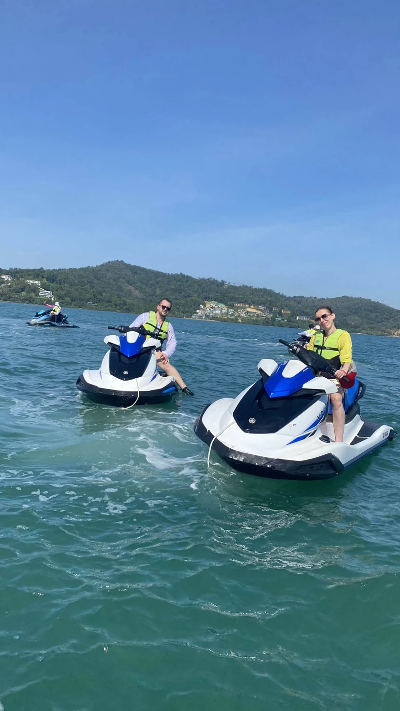 Всем доброго времени. Это не экскурсия, а катание на гидроциклах со скоростью 70 км/ч примерно, зависит