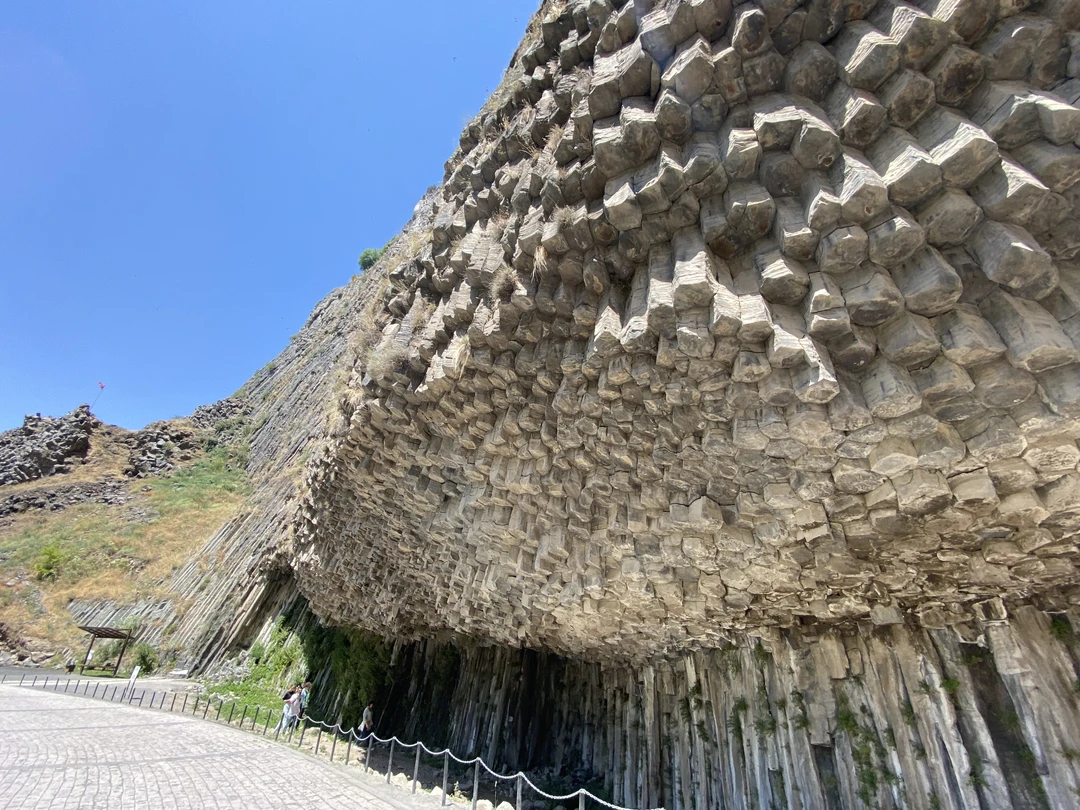 Возрождённый Гарни, «Монастырь копья» и высокогорный Севан (Влад)
