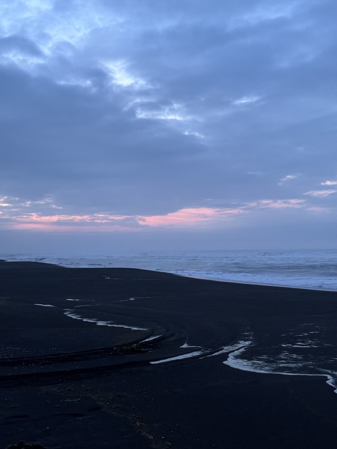 Хотим поделиться своими впечатлениями от экскурсии на Халактырский пляж, где мы с мужем встретили рассвет!