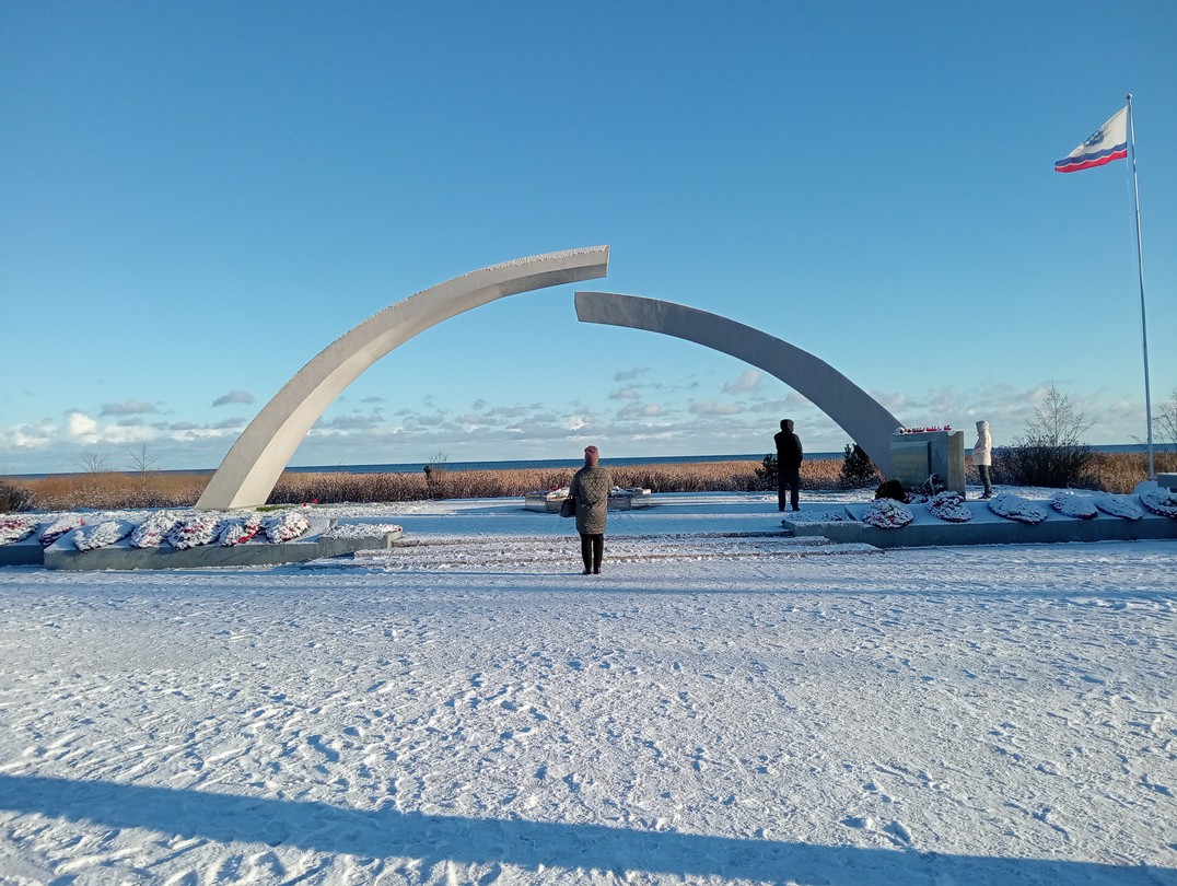 Очень информативная экскурсия. Было музыкальное сопровождение, звуки блокадного Ленинграда, голоса дикторов того времени. Гид очень много