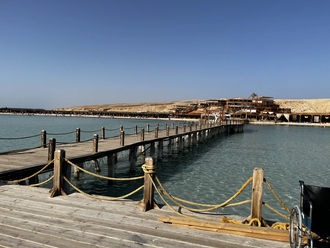 Стоит посетить как минимум из-за рифа, где проходит снорклинг, риф просто великолепный