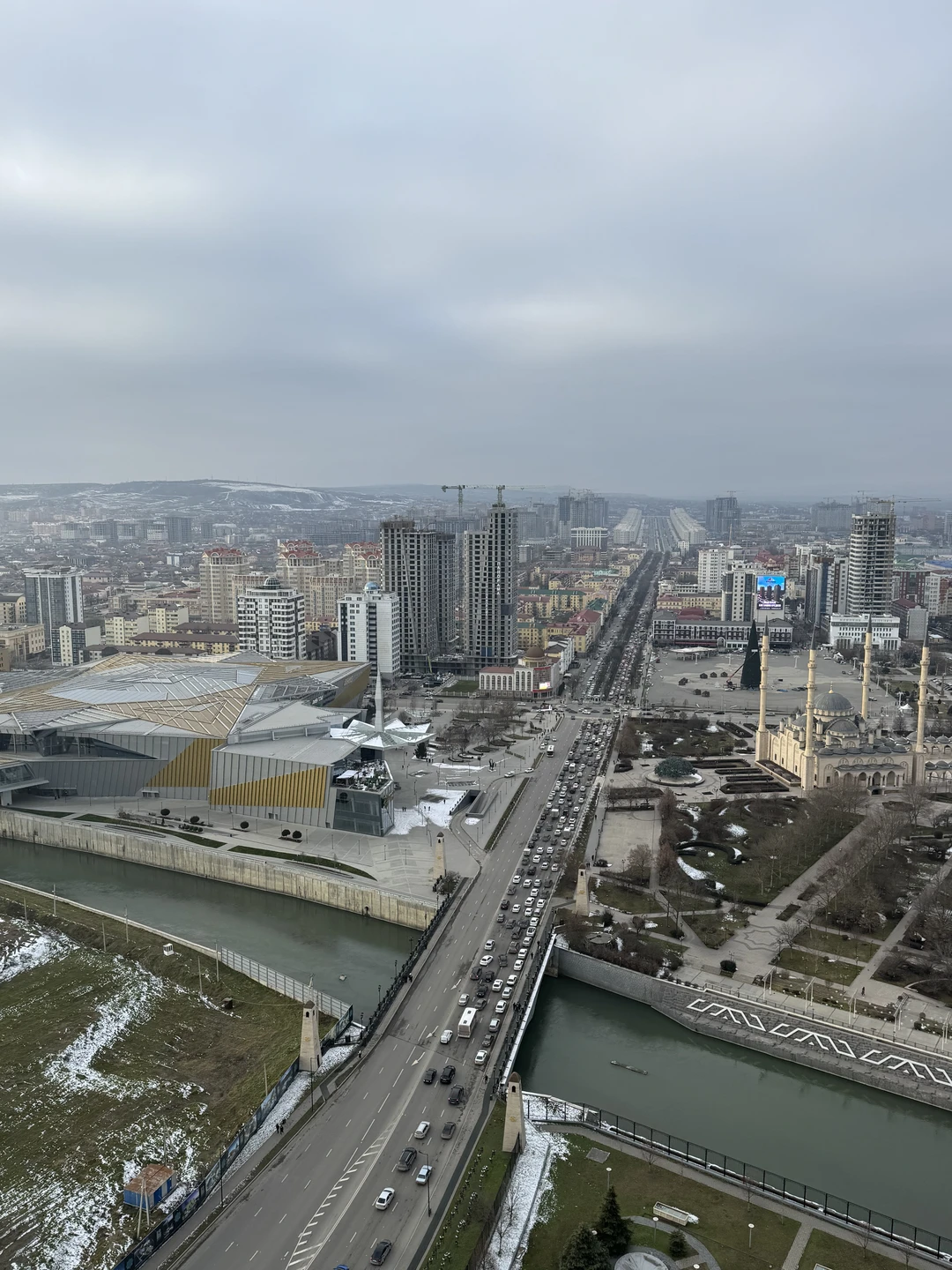 Большое спасибо Мансуру за замечательную экскурсию для нашей команды! Грозный встретил нас хорошей ясной погодой и