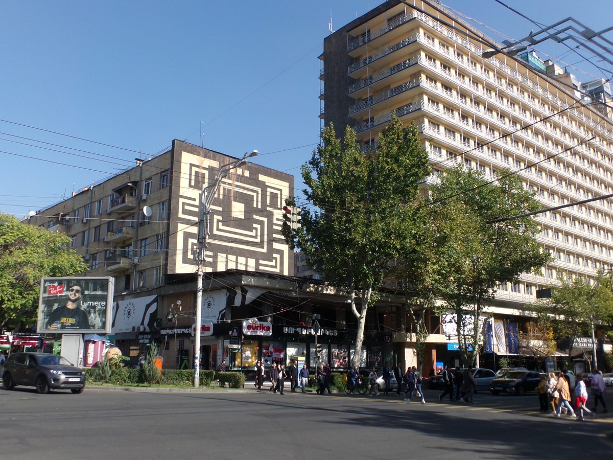 Фото Советский модернизм в Ереване — с современным художником