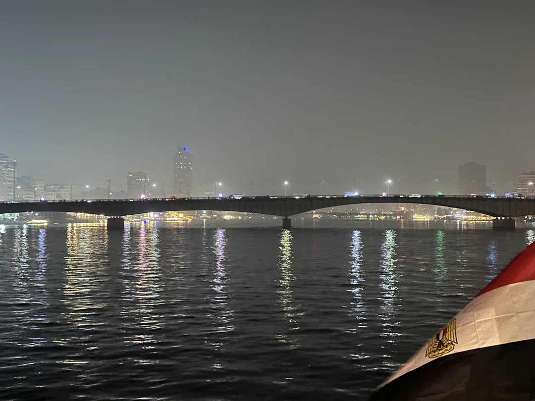 Хотела написать отзыв о прекрасном вечернем времяпровождении на прекрасном двухпалубном корабле по Нилу. Ахмед забрал нас