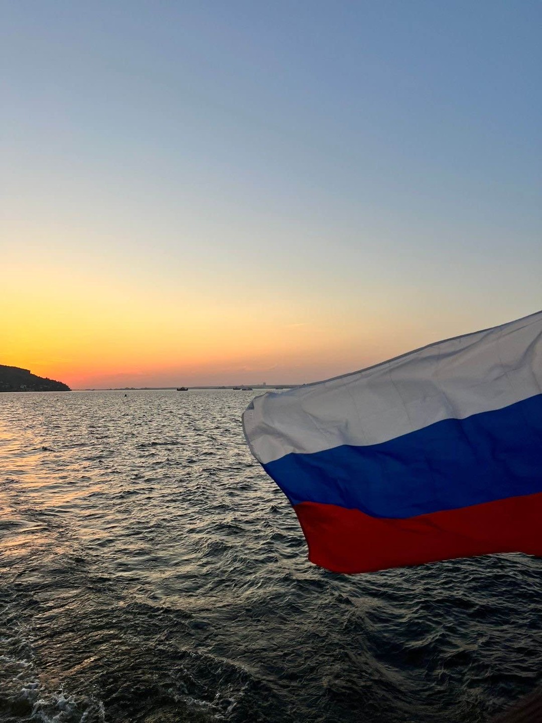 Речная прогулка очень понравилась! Записанные профессиональными дикторами комментарии к окружающим нас объектам были ненавязчивы и интересны.