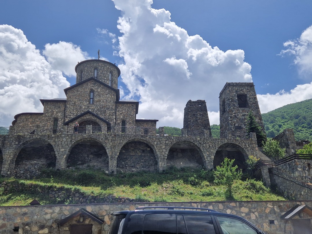 Посетили Северную Осетию с гидом Арсением. Арсений предугадывал все наши желания, делал остановки при необходимости, был