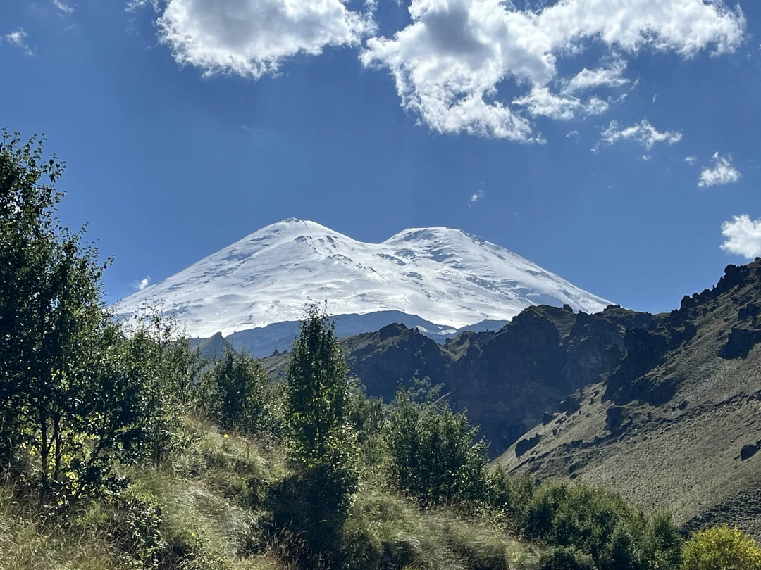 По совету гида мы сменили направление, вместо Осетии (очень долгая дорога по шоссе) поехали смотреть Джилы-Су