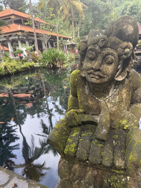 Нашим гидом был Ваян, и это было супер приключение. он очень интересно рассказывает, достойно владеет русским