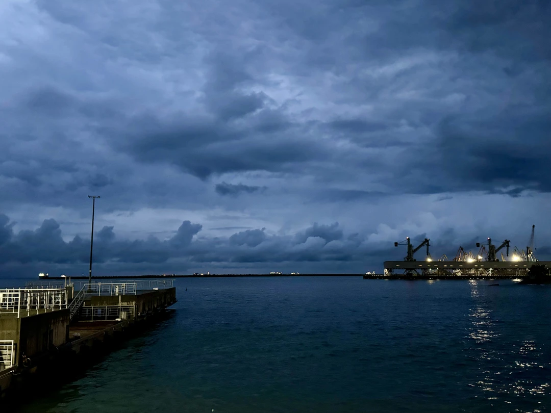 Интересно, но к сожалению приходилось останавливать и отдельно открывать карты и локацию. И конечно можно еще