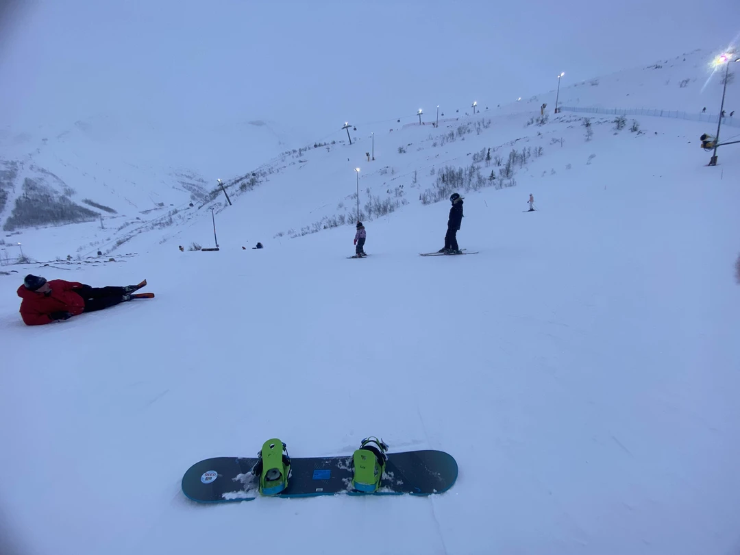 The guide picked us up on time to take us to bigwood Ski Resort, where he