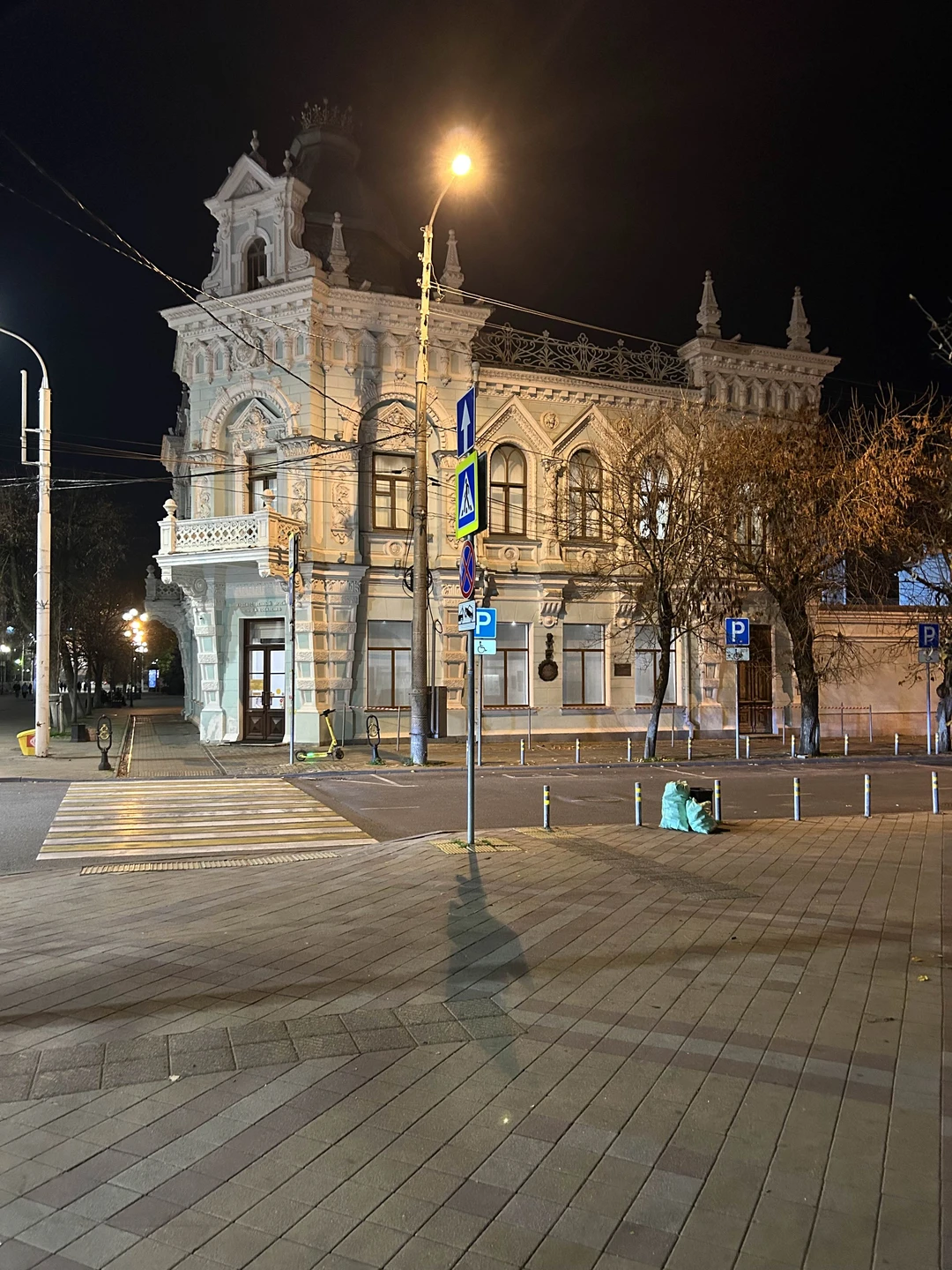 Отличная экскурсия, отличный экскурсовод. Интересный рассказ, не спешная вечерняя прогулка подойдет всем и детям и взрослым