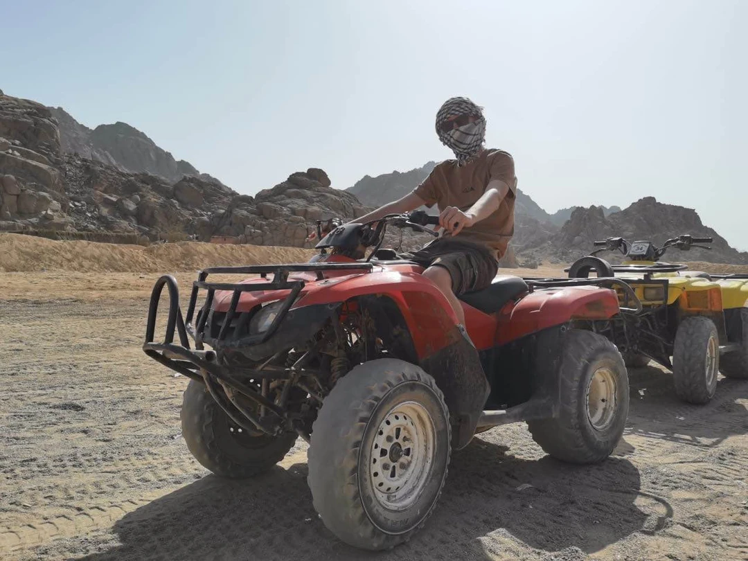 Очень все понравилось, забирал из отеля гид Ияд, очень эрудированный молодой человек, рассказал много интересного пока