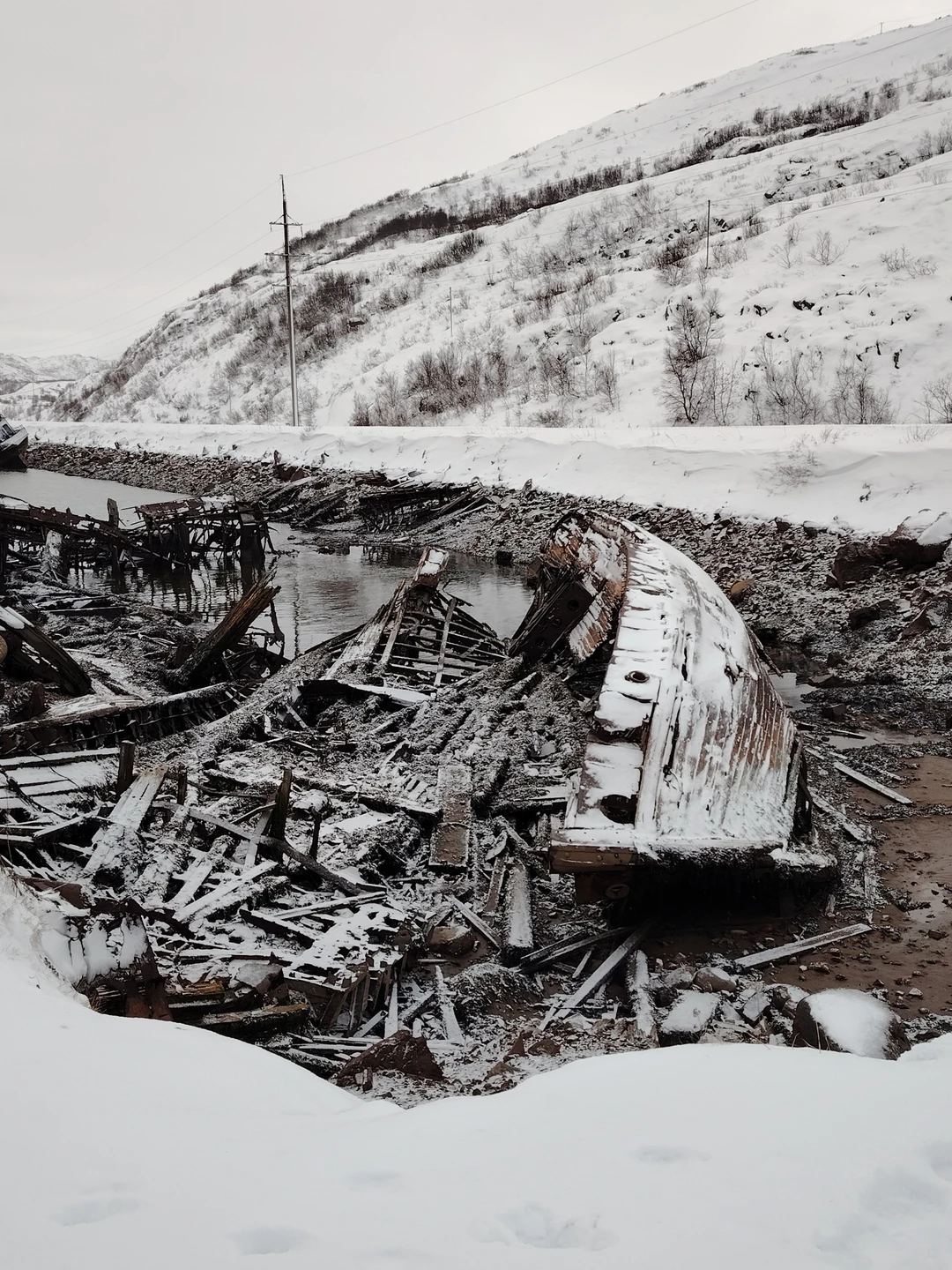 Организация экскурсии прекрасная. Несмотря на сложные погодные условия и закрытие дорог мы побывали нвюа "краю земли"