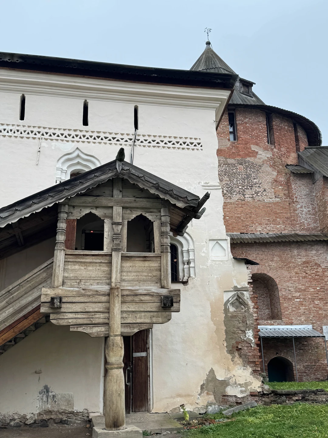 У нас был чудесный экскурсовод Ирина. Погрузила в историю, постаралась не терять ни минуты, чтобы рассказать