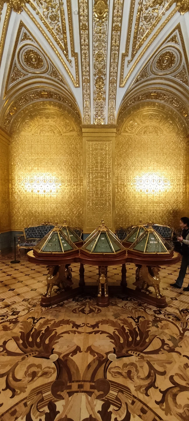 Экскурсия по Эрмитажу, посвящённая семье Романовых, оставила незабываемые впечатления. Это было настоящее погружение в историю нашей