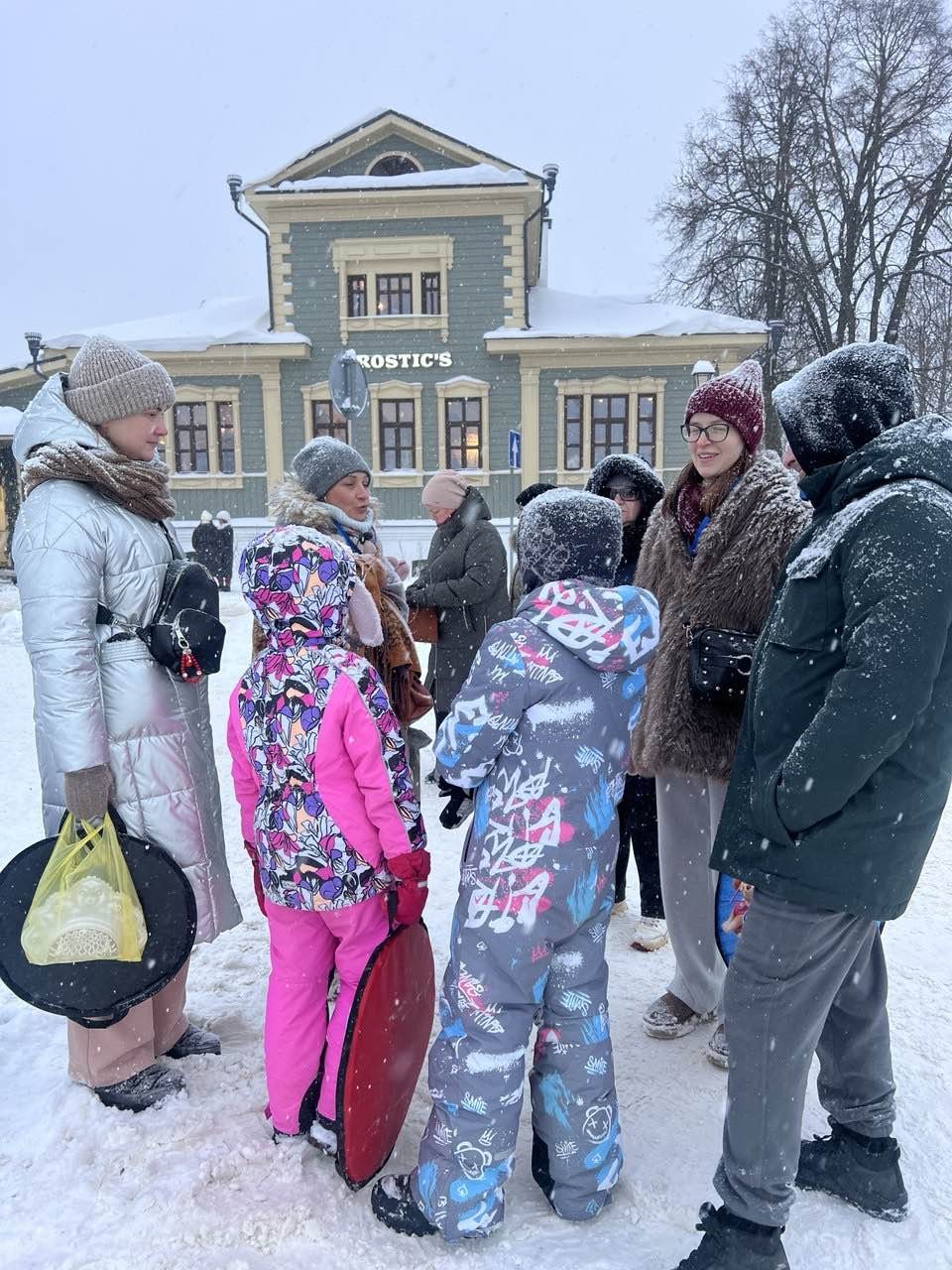 Елена потрясающе провела экскурсию. Профессионально, интересно и детям и взрослым. Прекрасное сочетание - воспринимаешь информацию, она