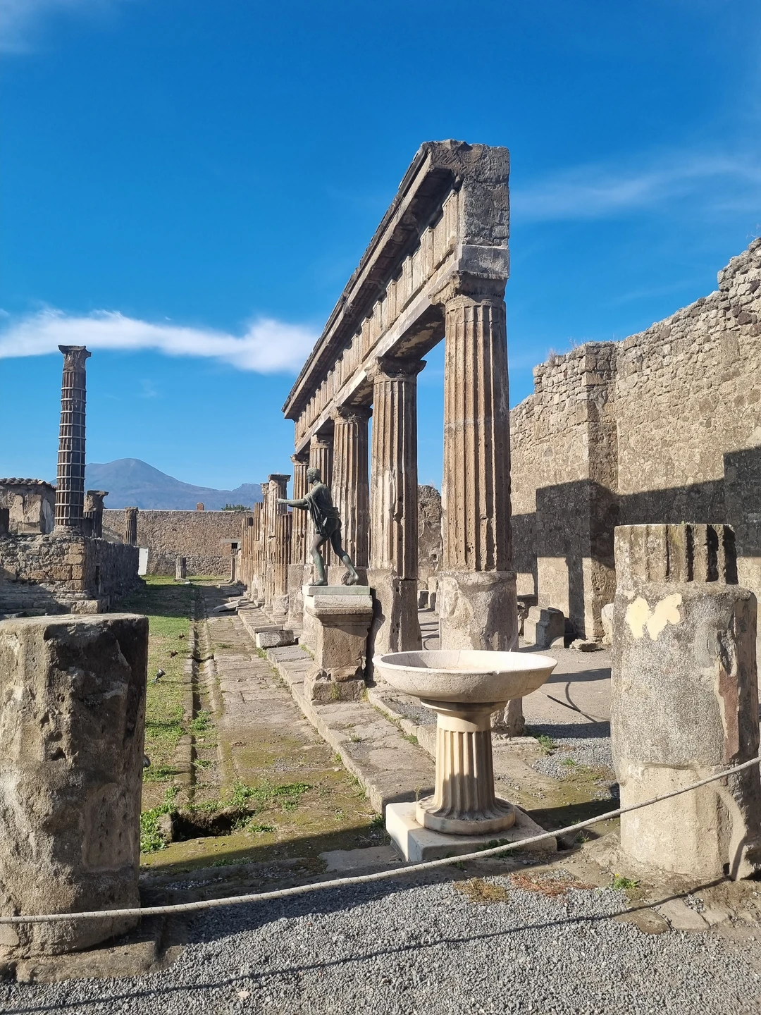 Эллина провела для нас потрясающую экскурсию! Очень понравился подход к организации прогулки и структурированию материала, произошло