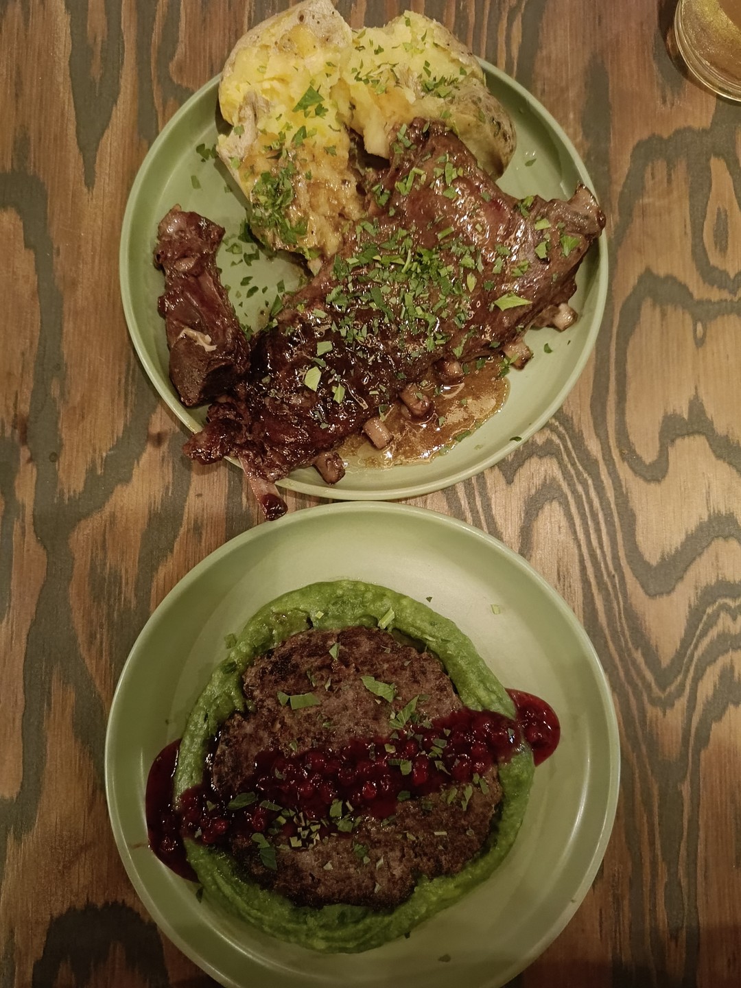 Михаил, наш гид, показал нам множество красивых и удивительных мест: мы налюбовались видами на залив Култук