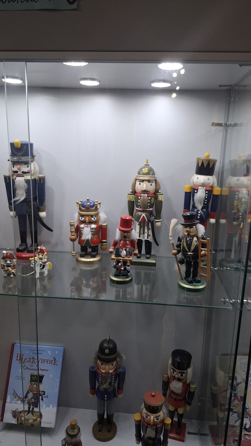 Были с внучкой (11лет) у Анны на прогулке-квесте "Двоемирие Гофмана в городе К". Сказать, что понравилось,