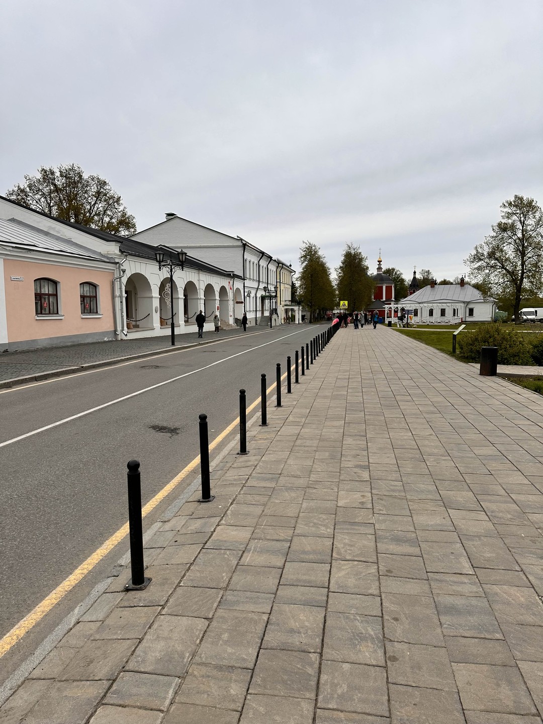 Владимир отличный экскурсовод, знающий тему и любящий историю города. Много загадок, вопросов он задает экскурсантам, детям