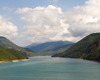 Жинвальское водохранилище, Ананури, Гудаури и церковь Гергети