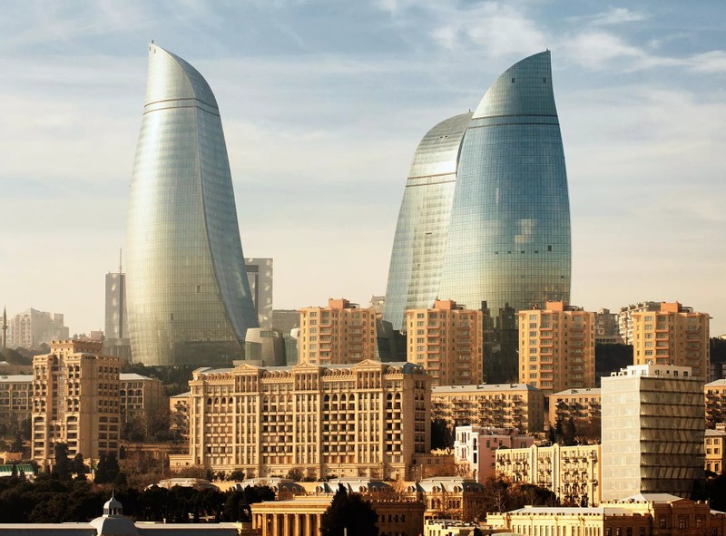 Раскрыть все краски Баку