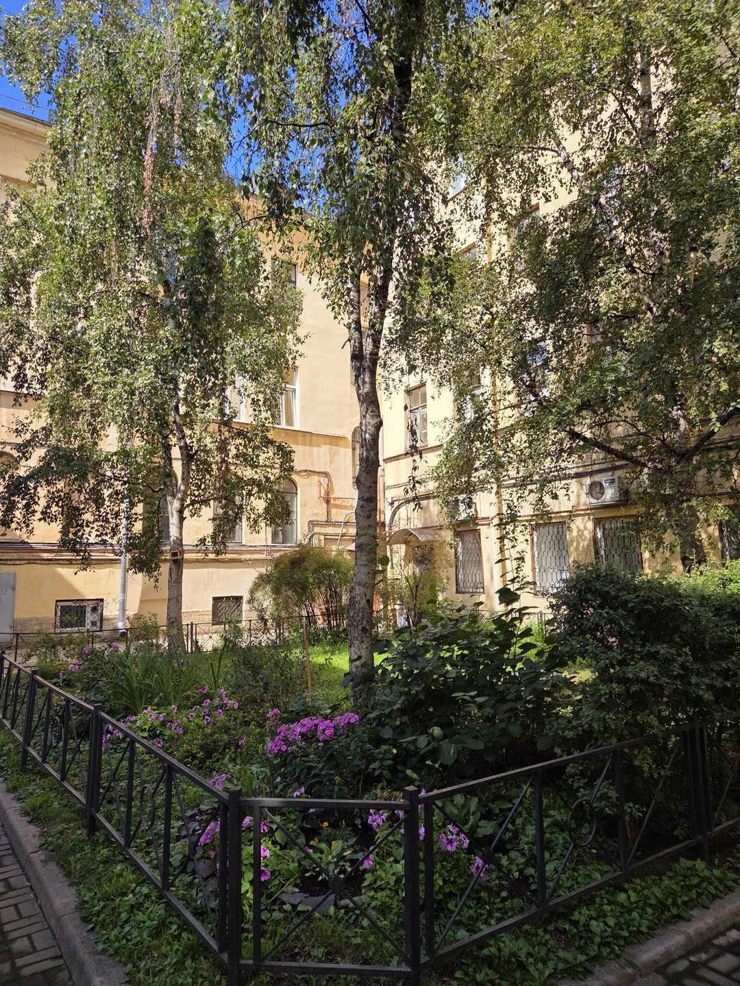 Огромная благодарность Александру, очень интересная экскурсия, до мурашек, иногда накатывали слезы от историй. 2,5 часа пролетели незаметно