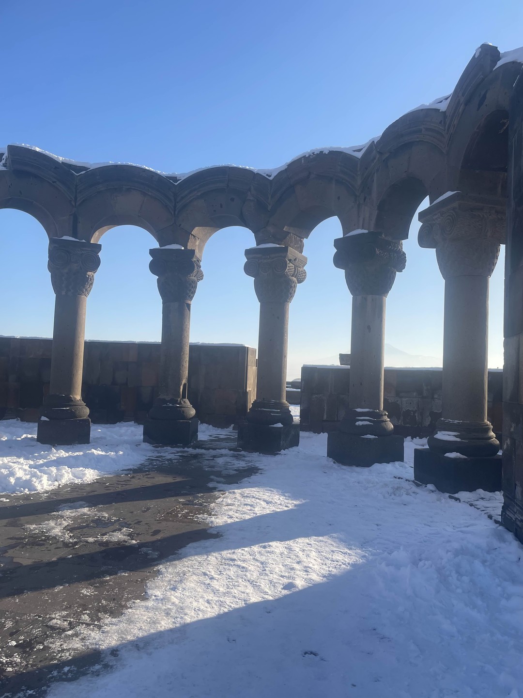 Самое первое впечатление от поездки в Ереван стало самым ярким! Мы посетили Эчмиадзин по дороге в