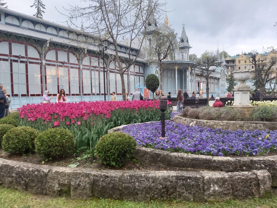 21.04.2025 посещали семьёй экскурсию с гидом Владимиром. Очень содержательная экскурсия, много интересной и полезной информации. В