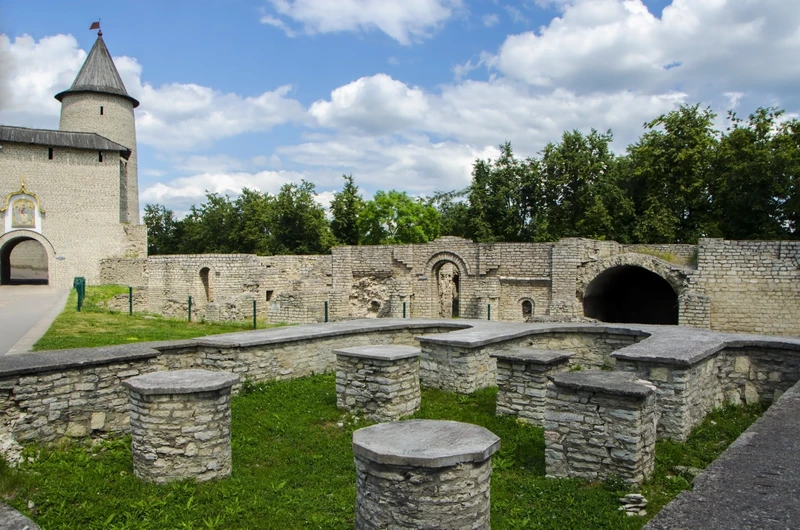 Довмонтов город