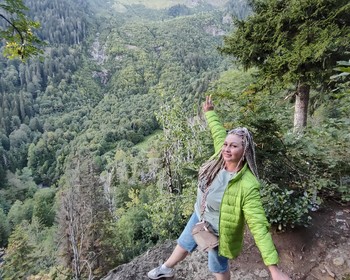 Озеро Малая Рица и заброшенный средневековый храм