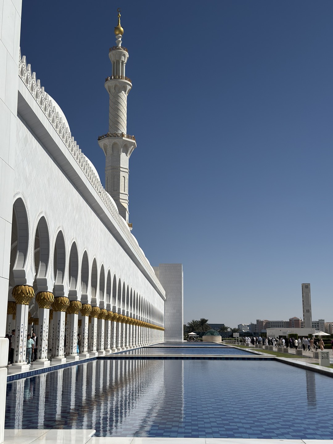 Сегодня наша группа из трех человек была на экскурсии в Абу Даби. Нашим гидом был Эмиль