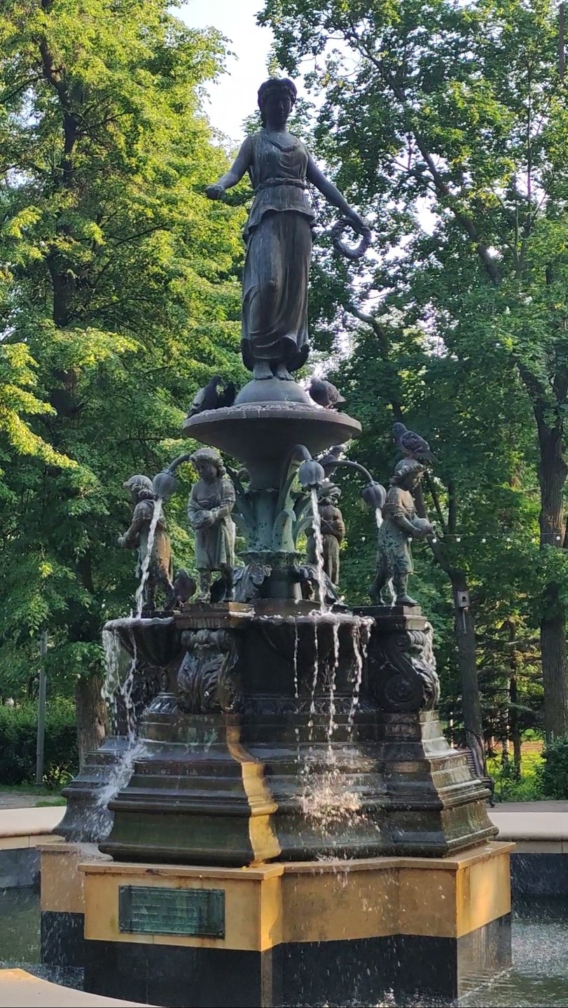 Прекрасная прогулка, нетривиальный маршрут, лёгкая подача. Нам понравилось все! Экскурсия для тех, кто уже видел главные