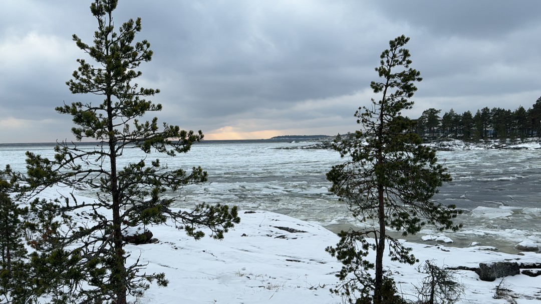 Очень понравилась поездка, в аэролодке тепло и комфортно. Выходили один раз на лед около замершего водопада